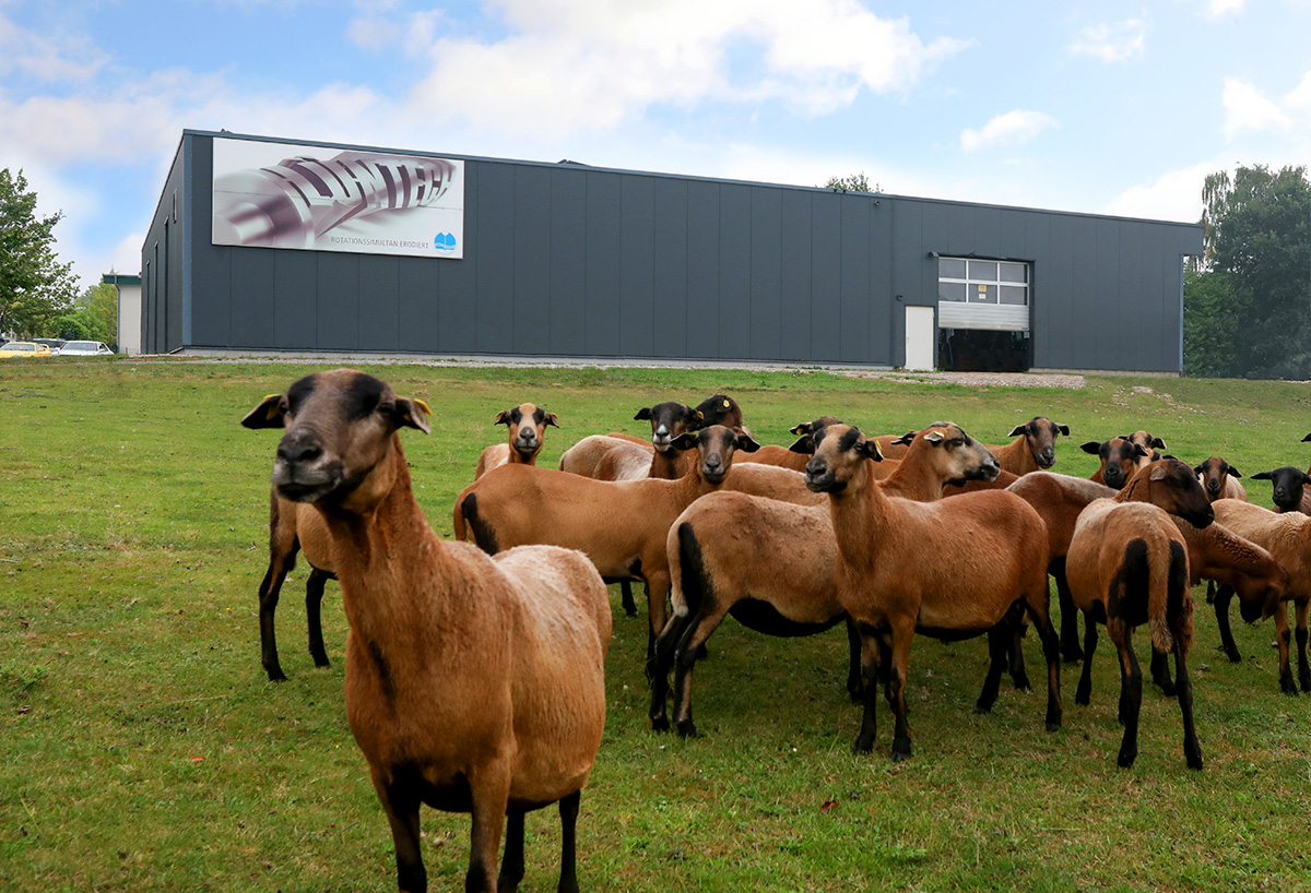 Neue Halle 2025 – mehr Raum für Präzision! Hallenneubau optimiert Erodieren Wir investieren weiter in die Zukunft: Ab 2025 erweitert eine neue Fertigungshalle in Werther unsere Produktionsfläche. Herzstück der Erweiterung ist die Installation unserer modernen HSC-Fräsmaschine. Die räumliche Trennung von Hochgeschwindigkeitszerspanung und Erodierbereich sorgt dafür, dass Staub und Partikel draußen bleiben – und Ihre Bauteile in einer absolut sauberen Produktionsumgebung entstehen.