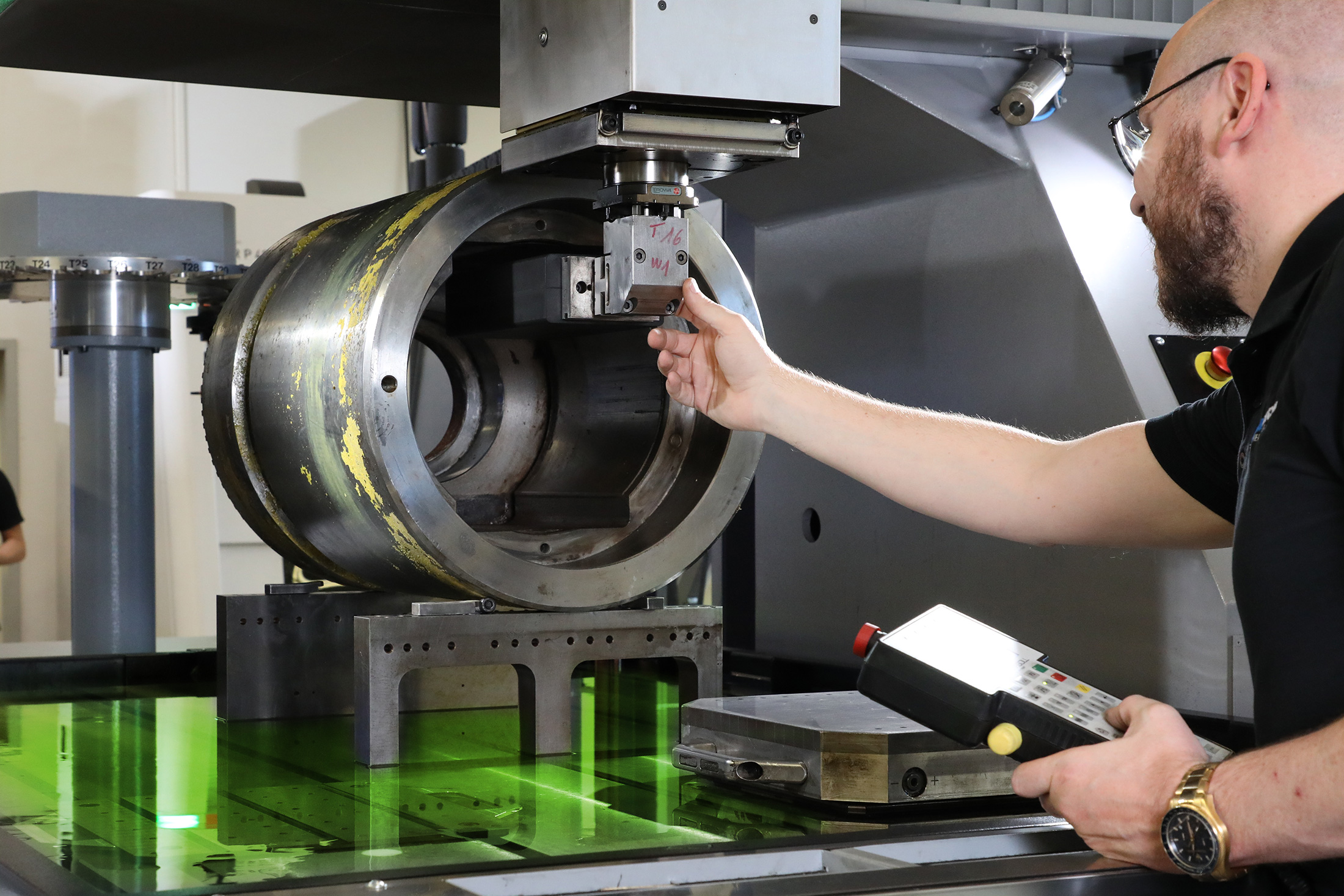 Nutzen Sie unser Angebot im Senkerodieren für die Fertigung Ihrer Formen und Werkzeuge im Druck- oder Spritzguss oder die Herstellung von Prototypen. Die elektrisch leitenden Materialien wie Metalle, Graphit und Legierungen senkerodieren wir für Sie exakt nach Ihren Vorgaben!